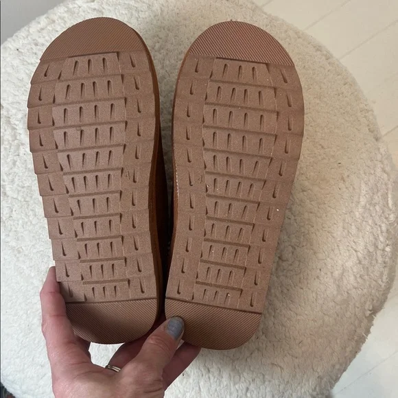 MIA girl Brown and Cream Fuzzy Slippers size 4. NWT! - Picture 8 of 12